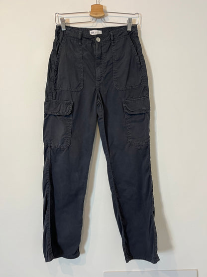 ZARA. Pantalón cargo azul T.36