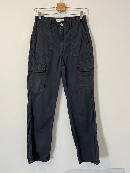 ZARA. Pantalón cargo azul T.36