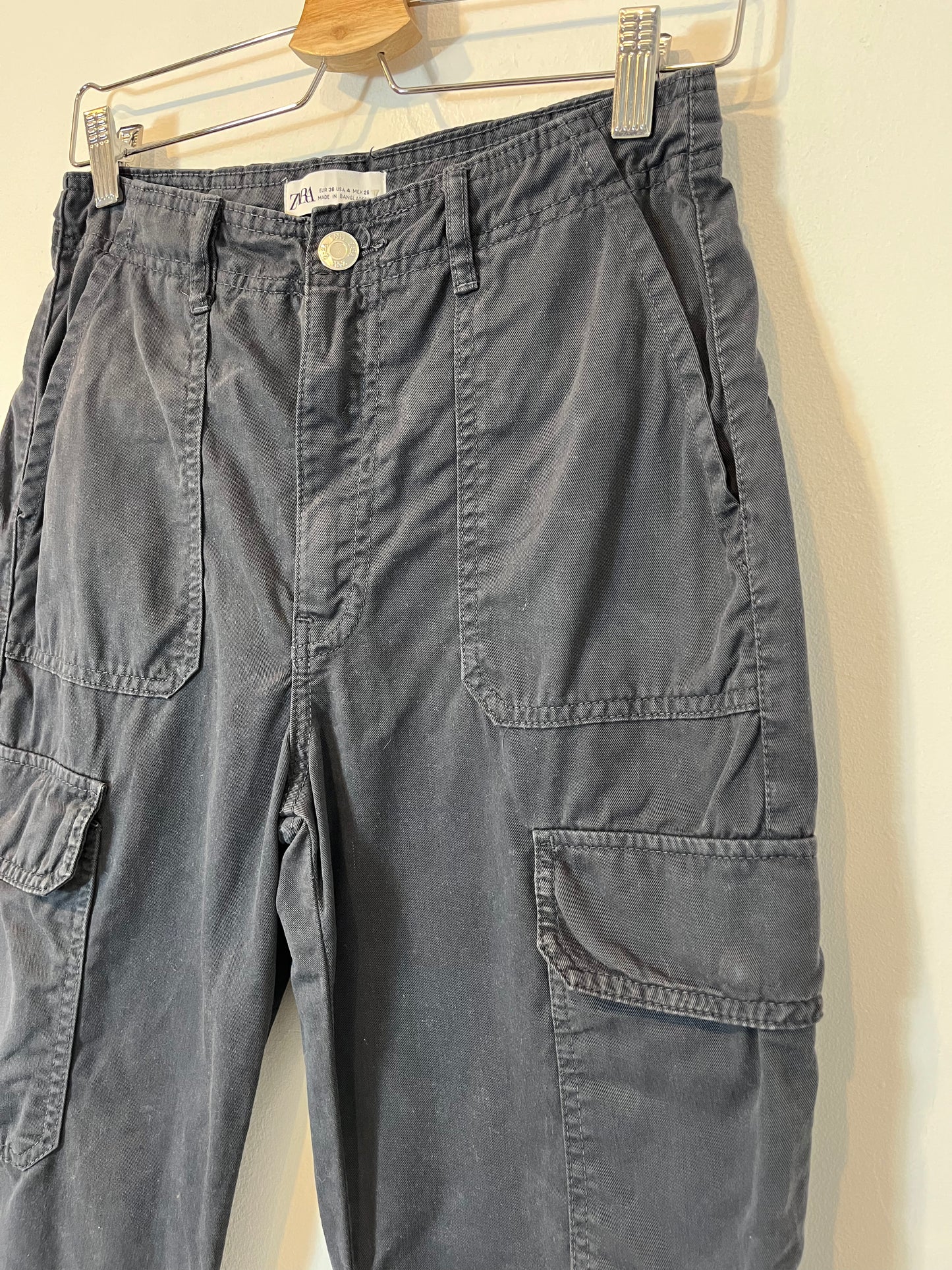 ZARA. Pantalón cargo azul T.36