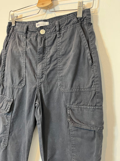 ZARA. Pantalón cargo azul T.36
