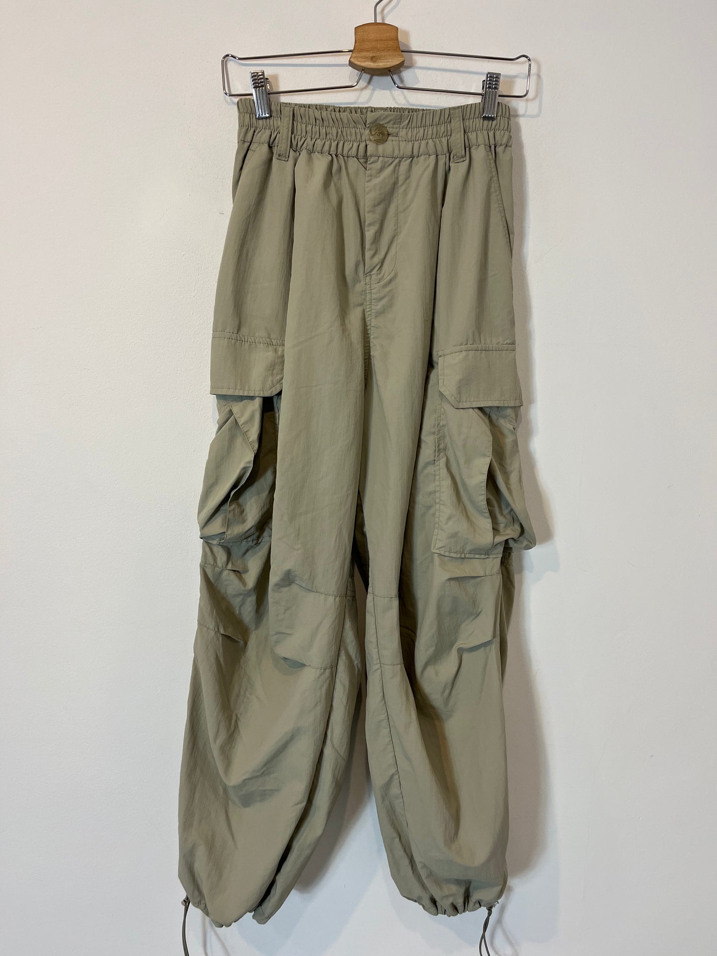 ZARA. Pantalón cargo beige  T.xs/s
