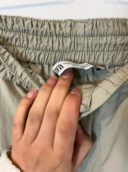 ZARA. Pantalón cargo beige  T.xs/s