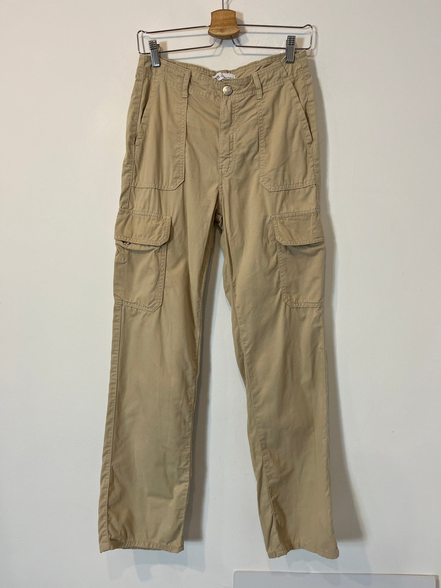 ZARA. Pantalón cargo beige  T.36