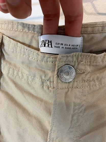 ZARA. Pantalón cargo beige  T.36