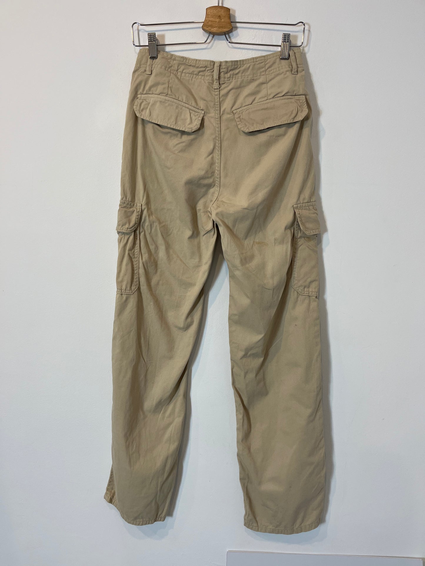 ZARA. Pantalón cargo beige  T.36