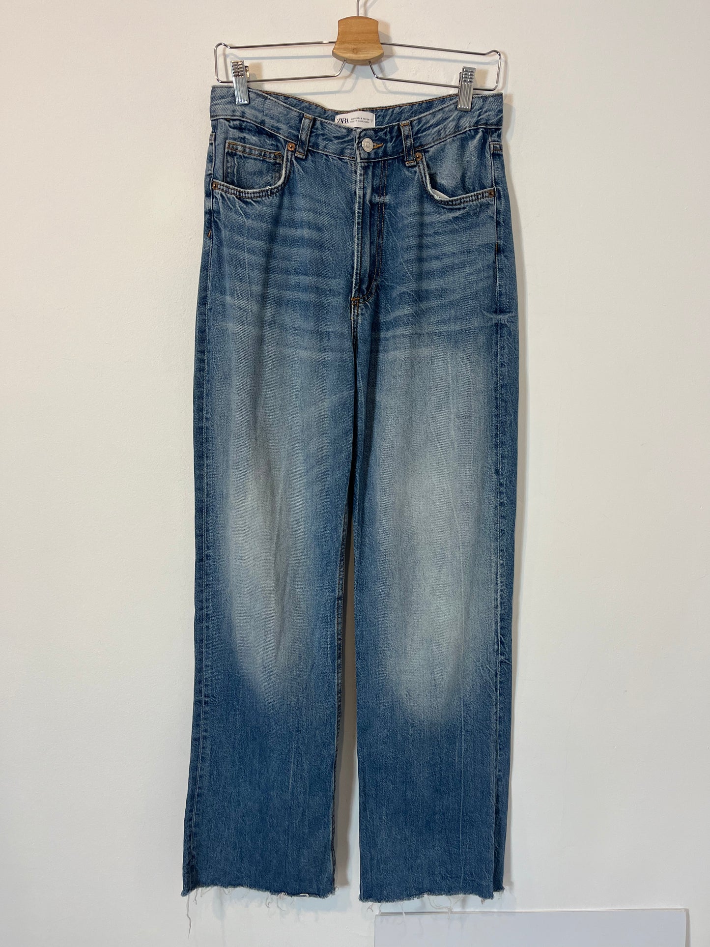 ZARA. Pantalón denim ancho  T.40