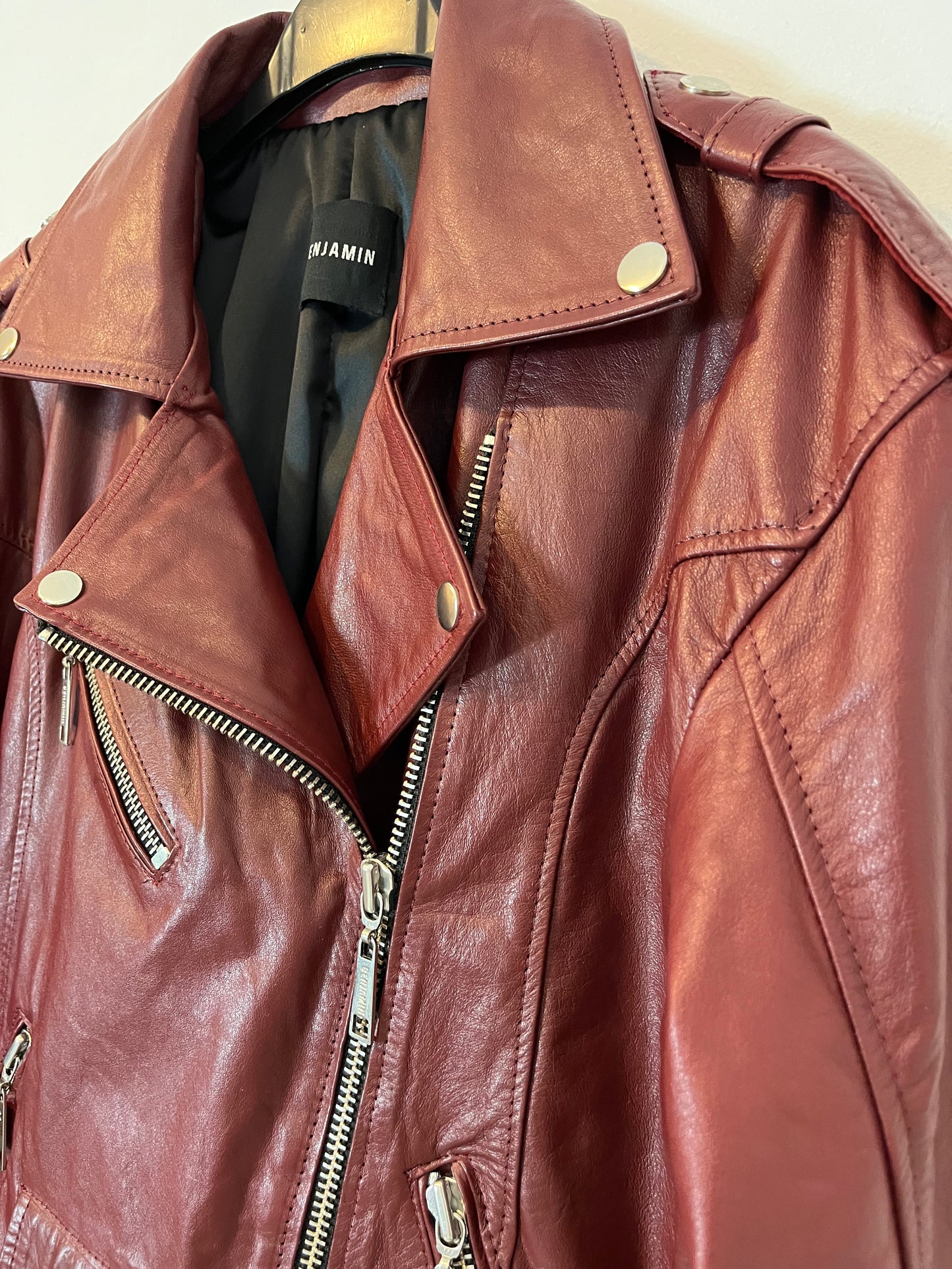BENJAMIN. Burgundy leather-effect biker jacket S.2(m)
