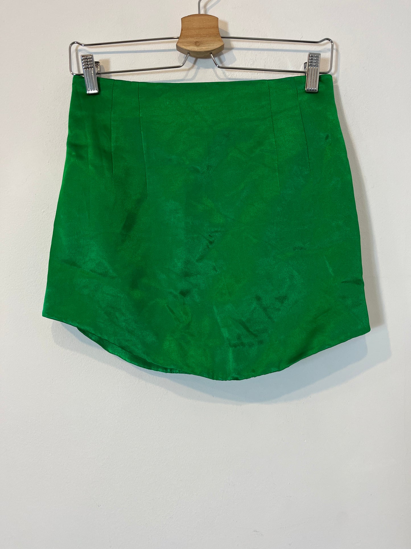 ZARA. Falda corta  verde satinada T.s