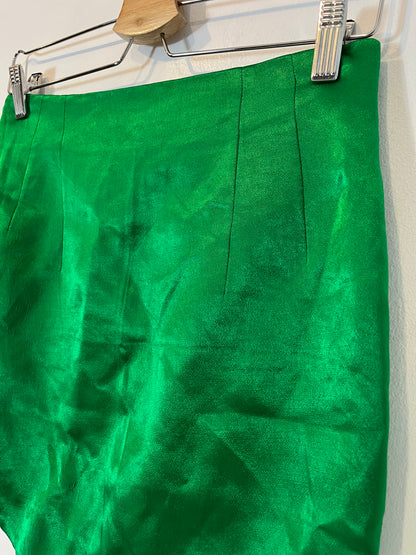ZARA. Falda corta  verde satinada T.s