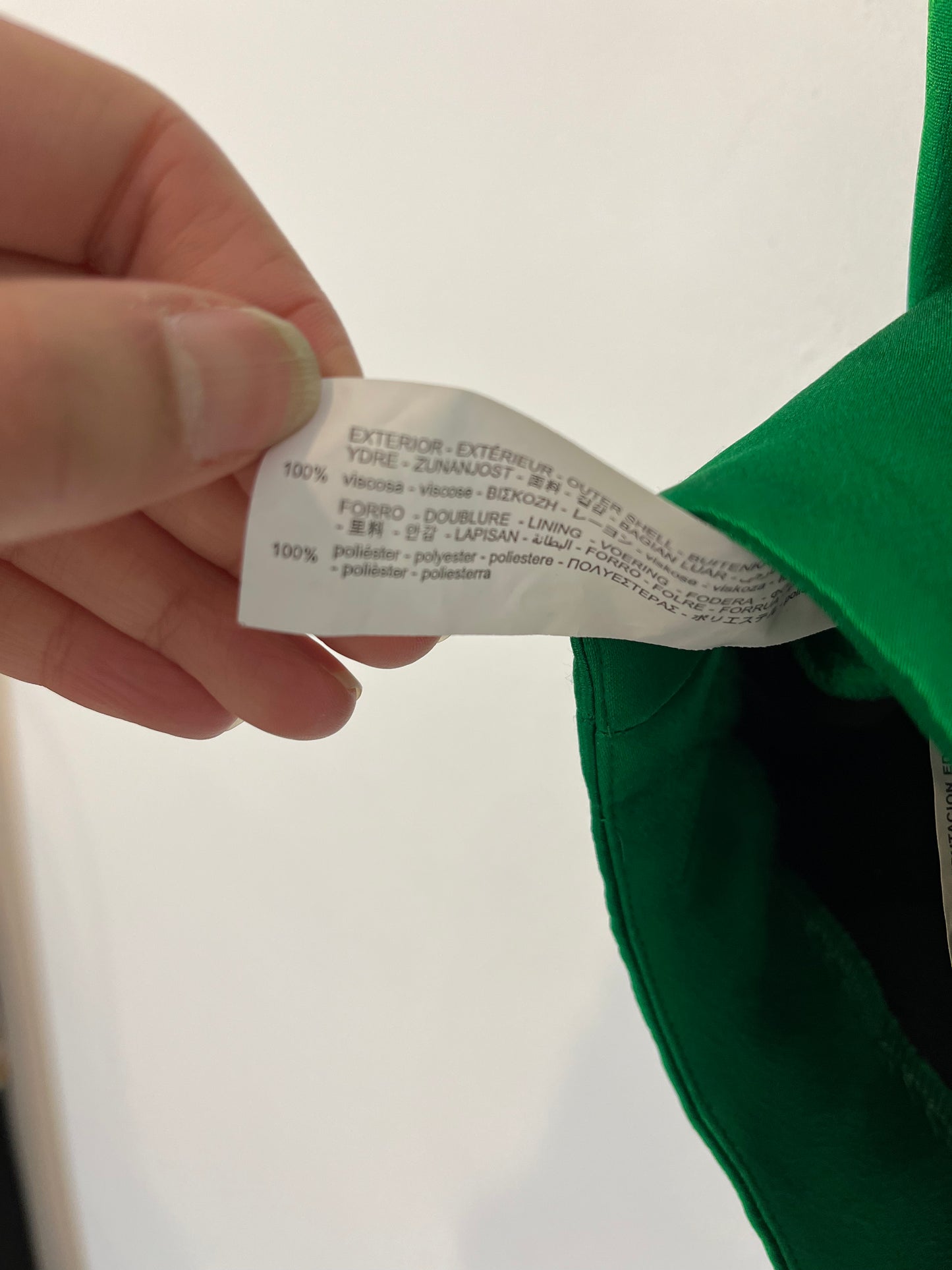 ZARA. Falda corta  verde satinada T.s