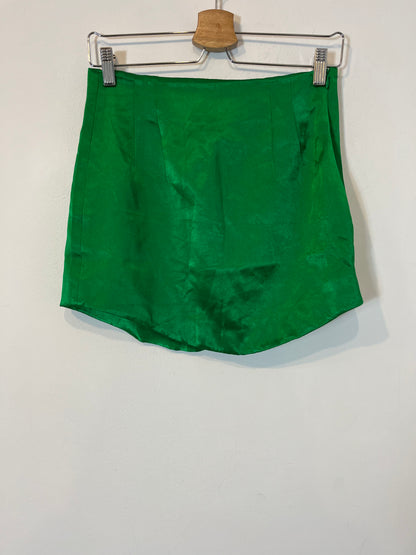 ZARA. Falda corta  verde satinada T.s
