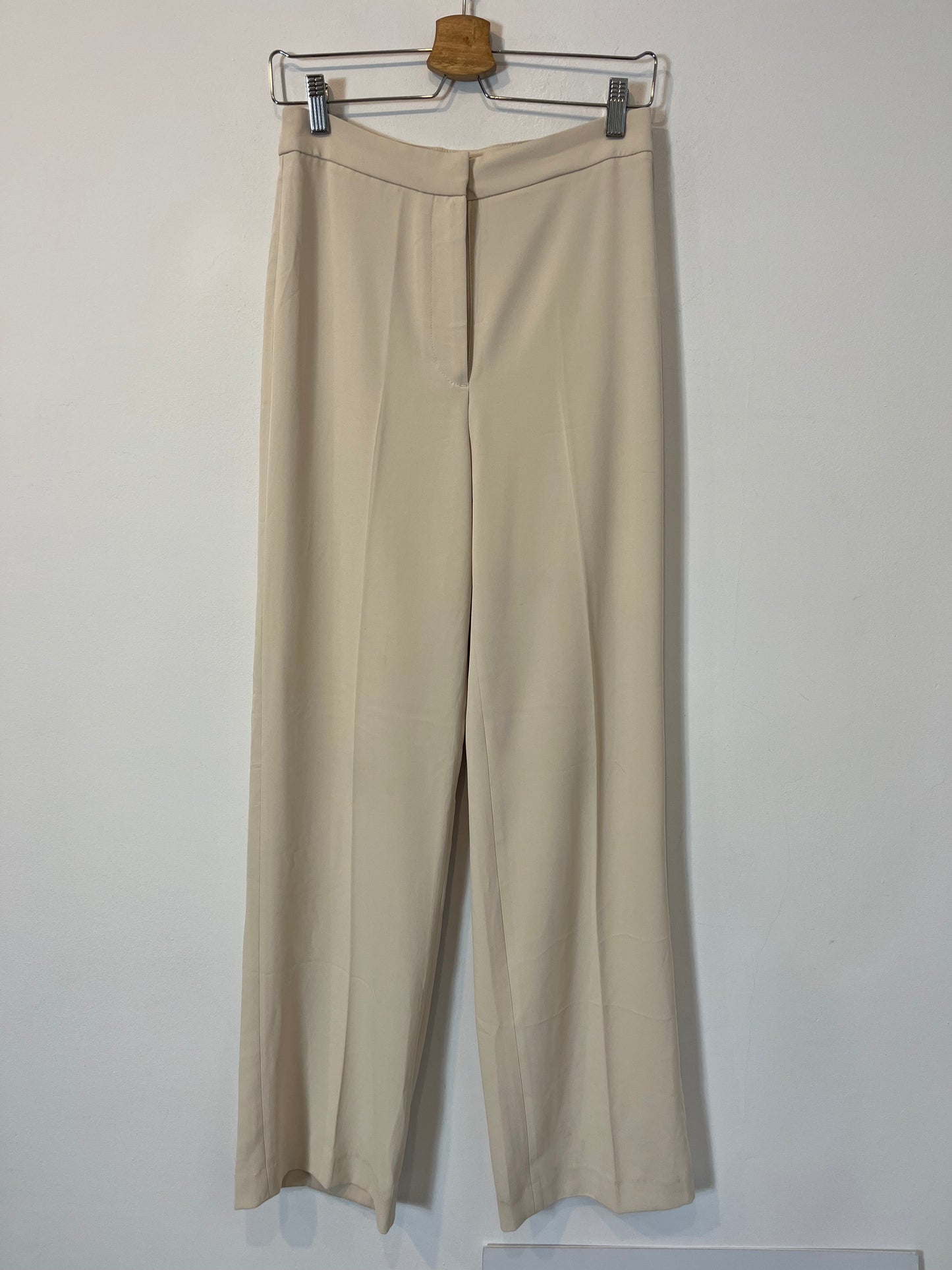 H&amp;M. Flowy beige trousers S.36