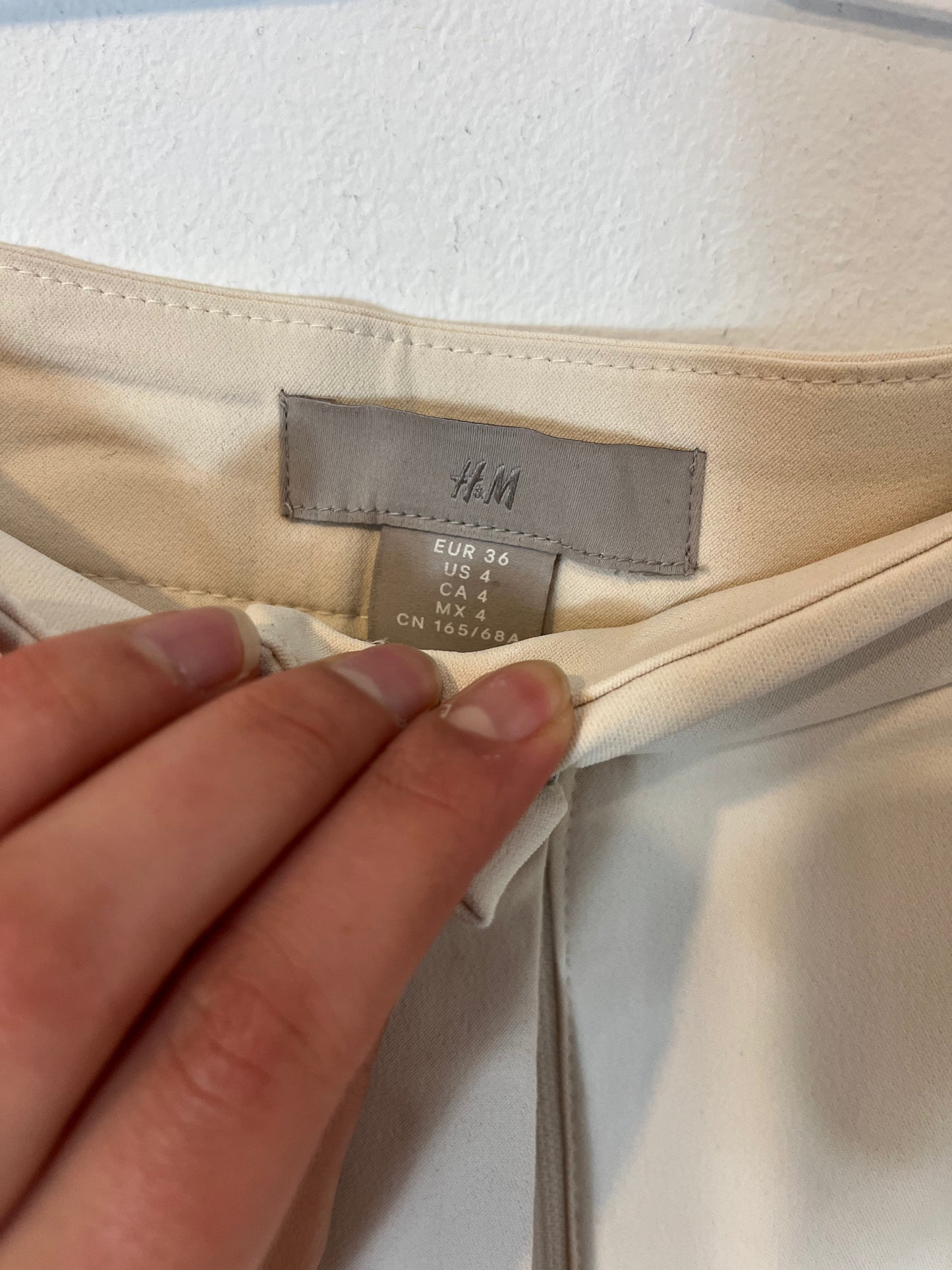 H&amp;M. Flowy beige trousers S.36