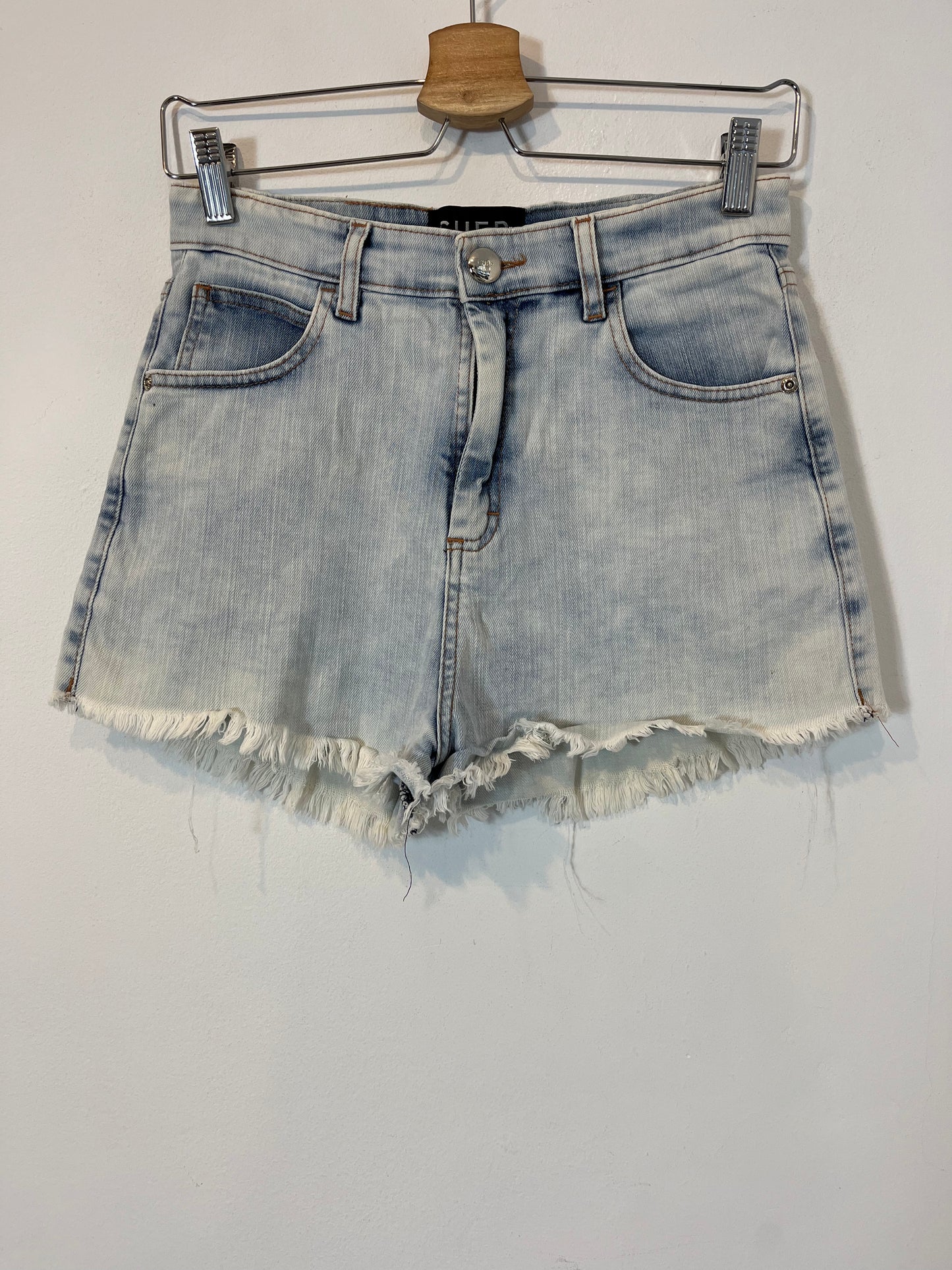CHER. Denim shorts with fringes S.26(36)