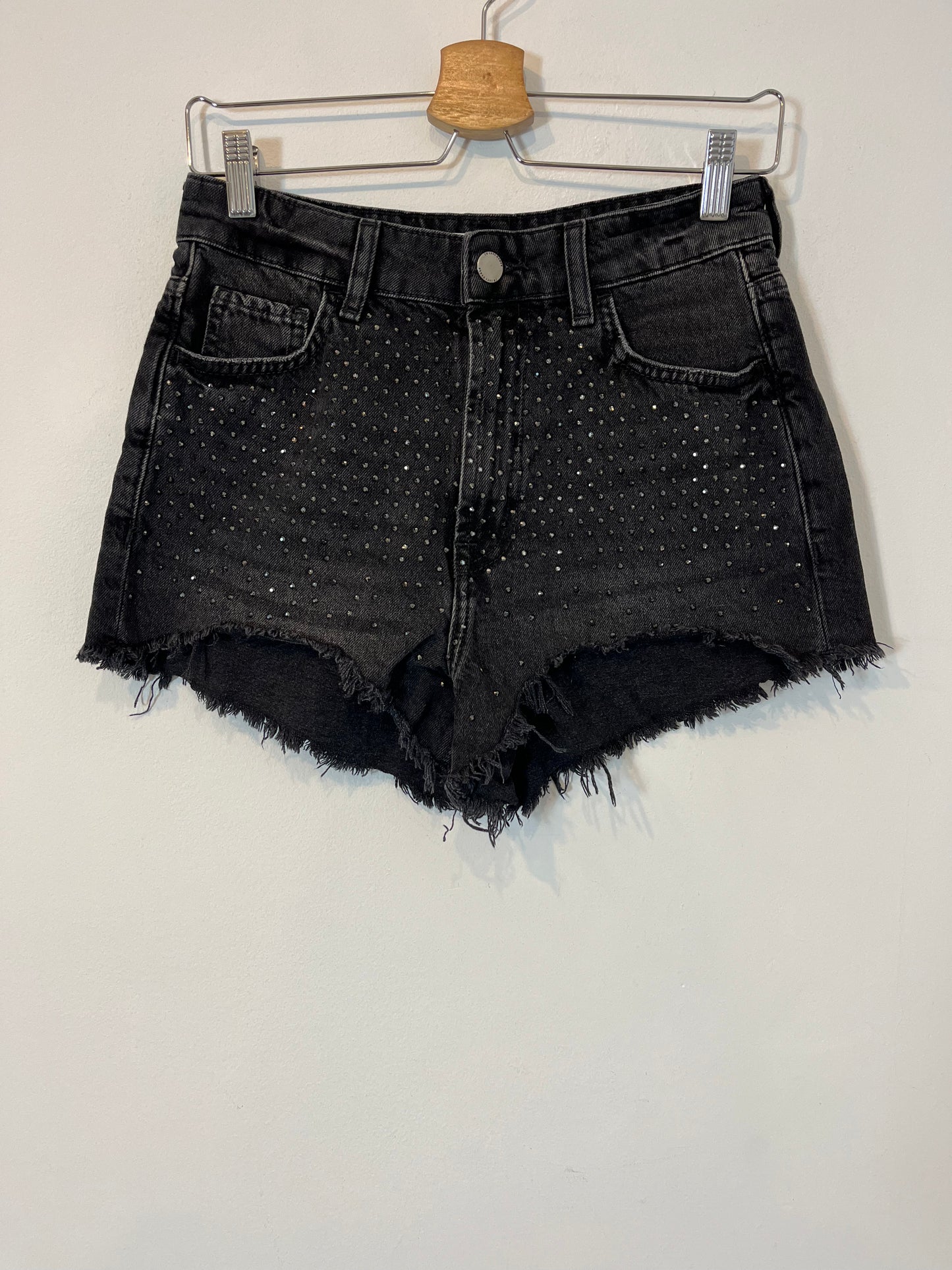 ZARA. Shorts negro tachuelas T.36