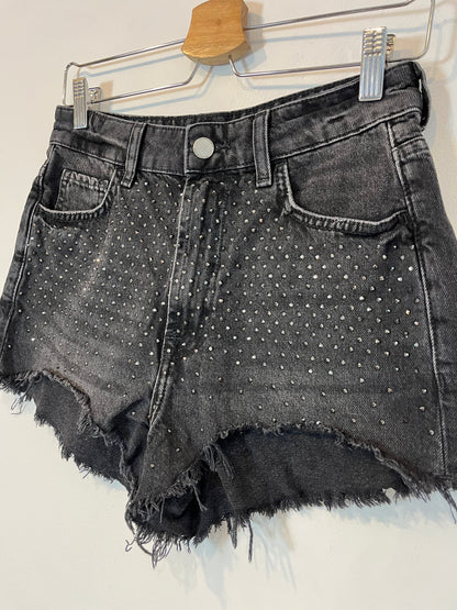ZARA. Shorts negro tachuelas T.36
