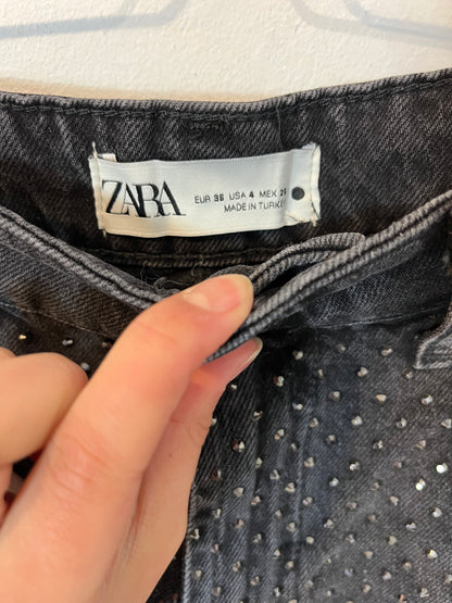 ZARA. Shorts negro tachuelas T.36