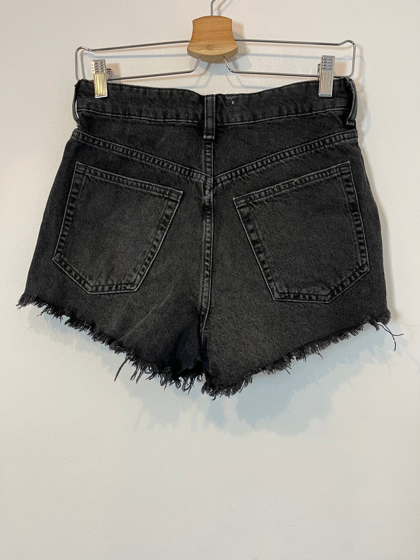 ZARA. Shorts negro tachuelas T.36