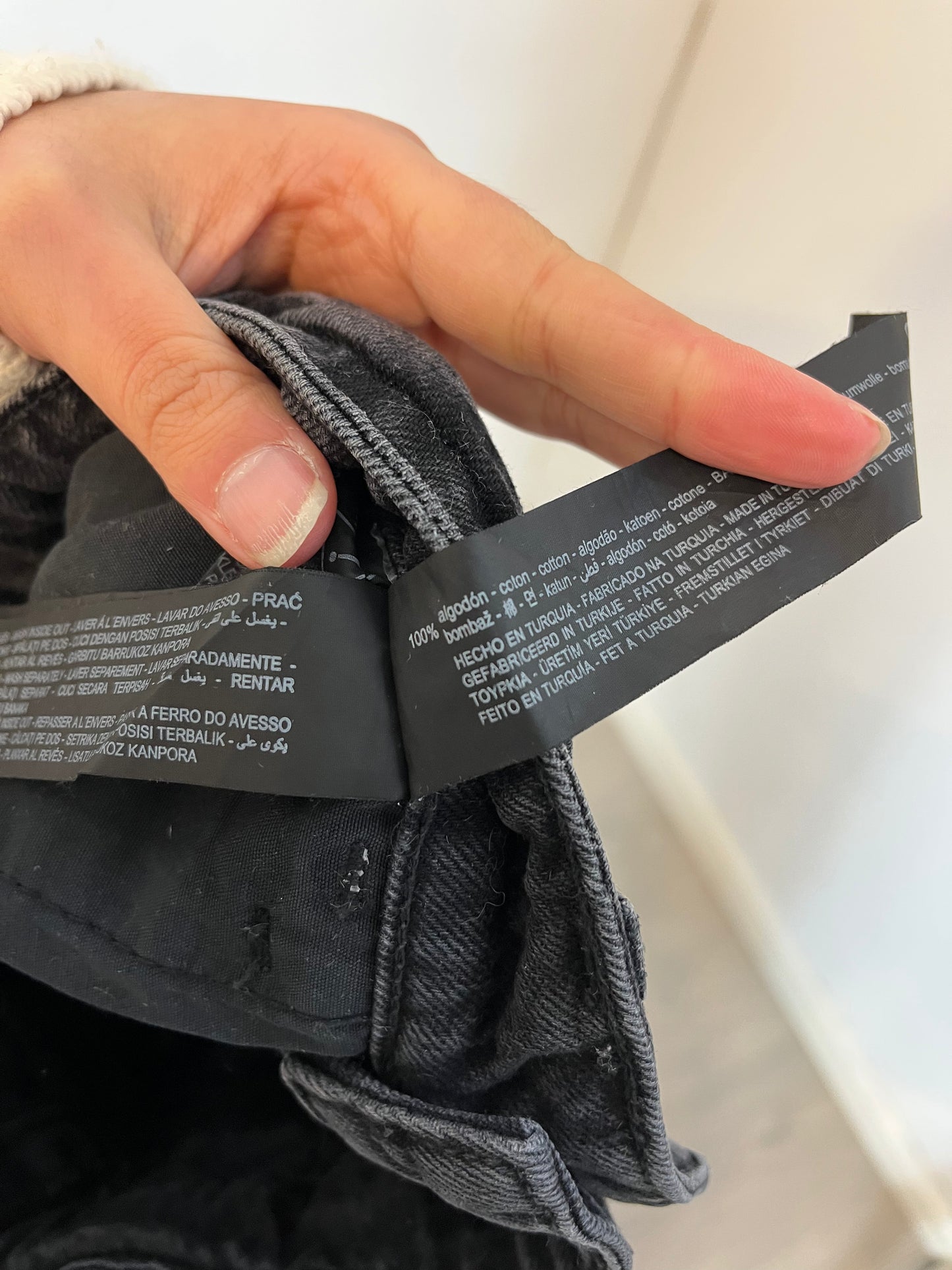 ZARA. Shorts negro tachuelas T.36