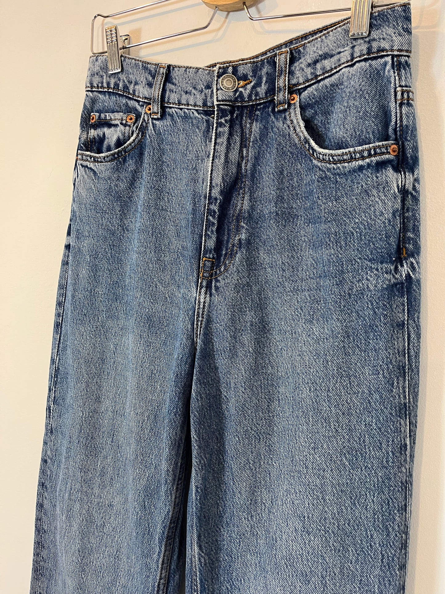 ZARA. Pantalón denim ancho  T.36