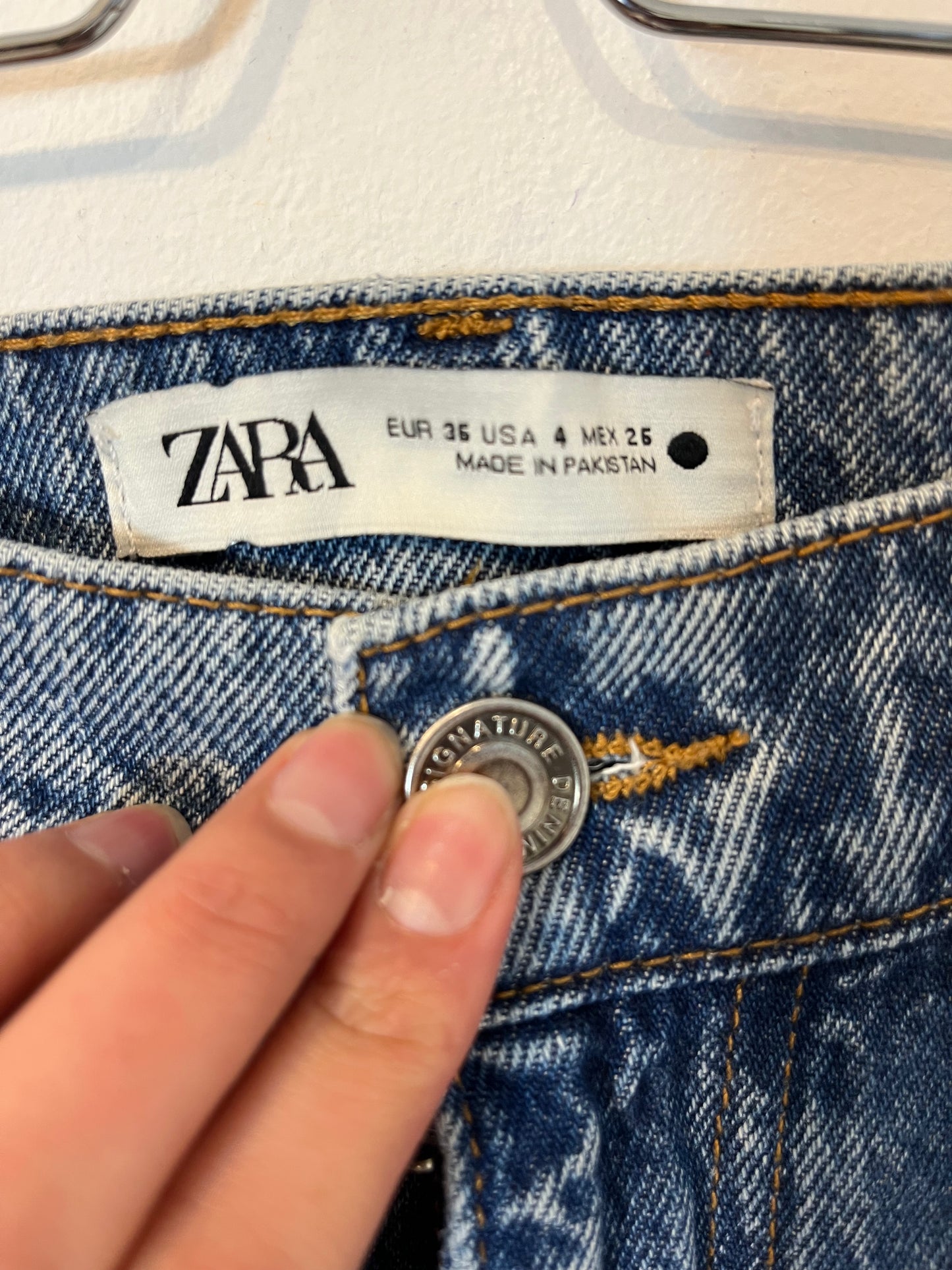 ZARA. Pantalón denim ancho  T.36