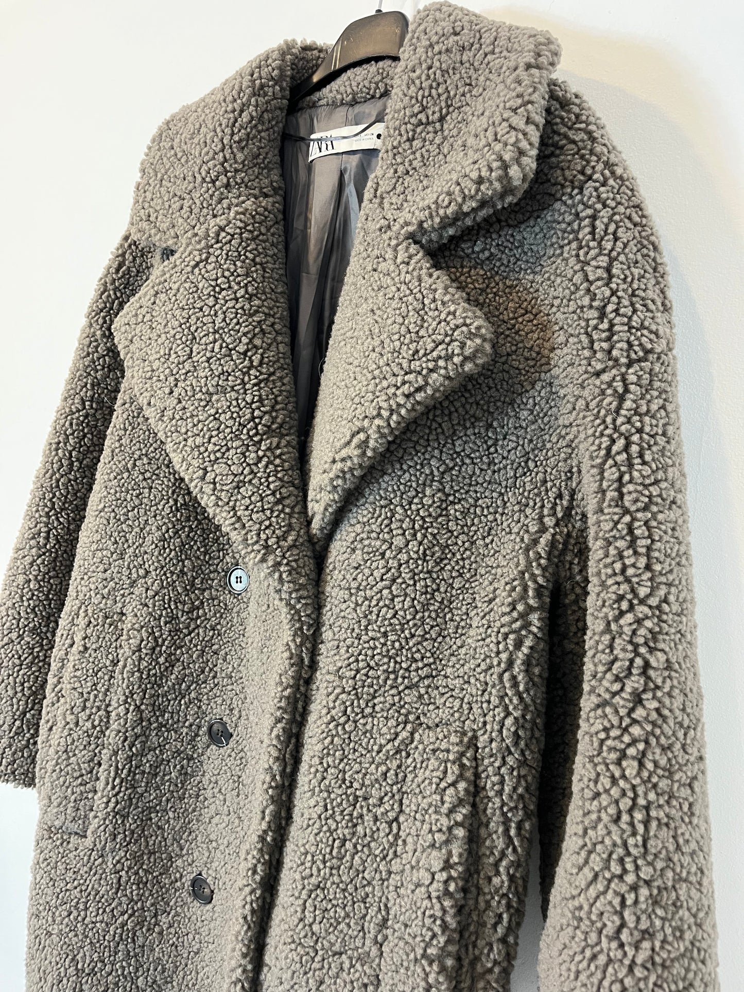 ZARA. Abrigo gris rizo  T.s