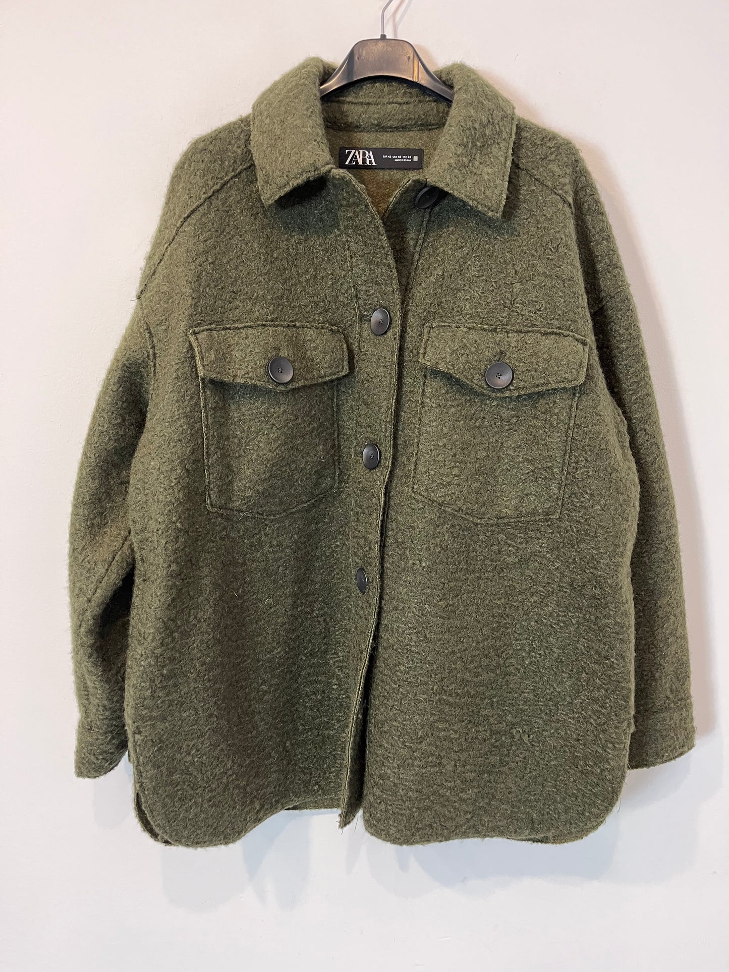 ZARA. Chaqueta verde textura