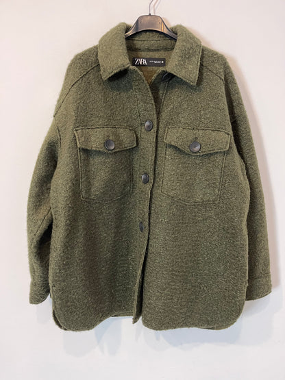 ZARA. Chaqueta verde textura