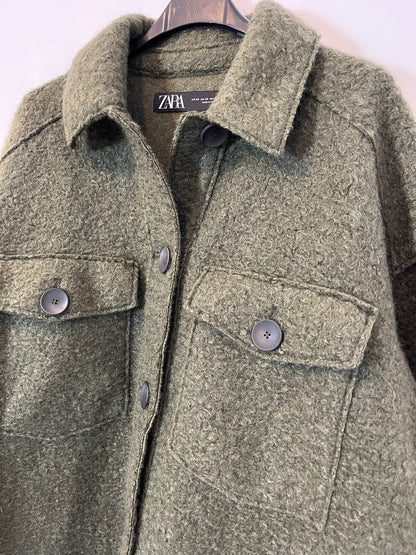 ZARA. Chaqueta verde textura