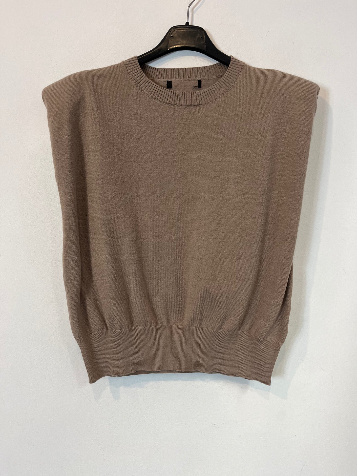 OTRAS. Top punto beige hombreras. T M