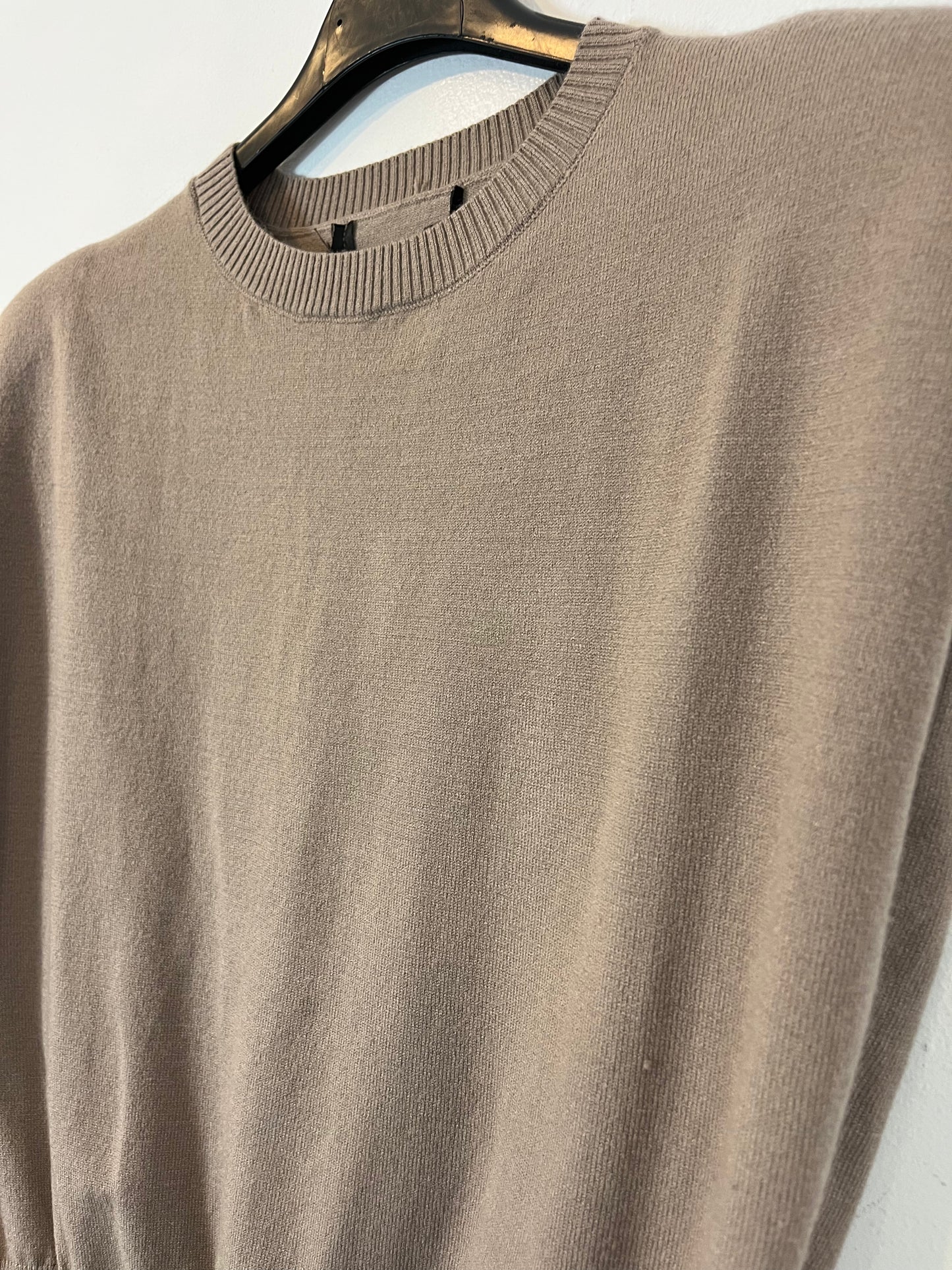 OTRAS. Top punto beige hombreras. T M