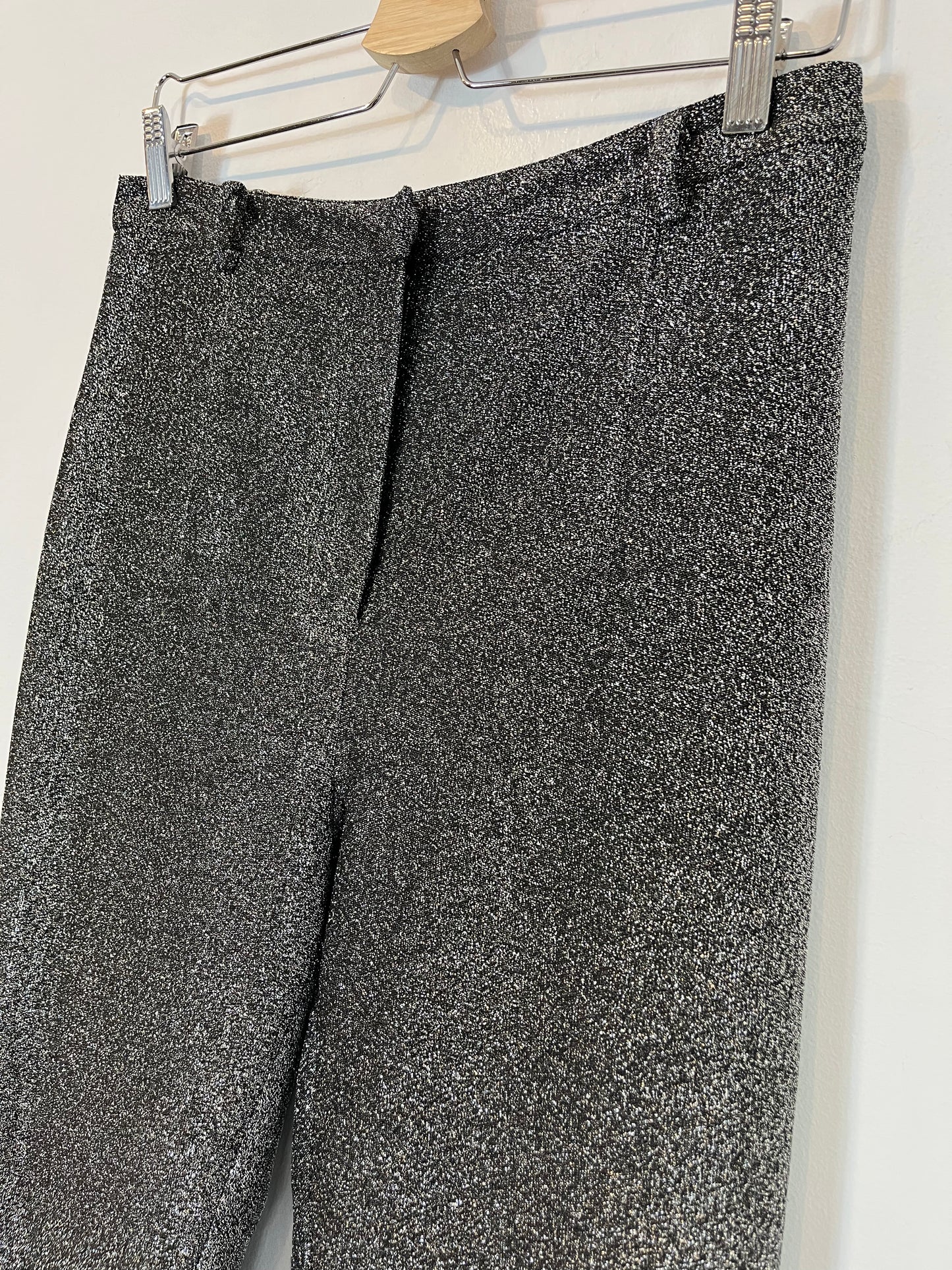 UTERQÜE. Pantalón gris plateado. T M