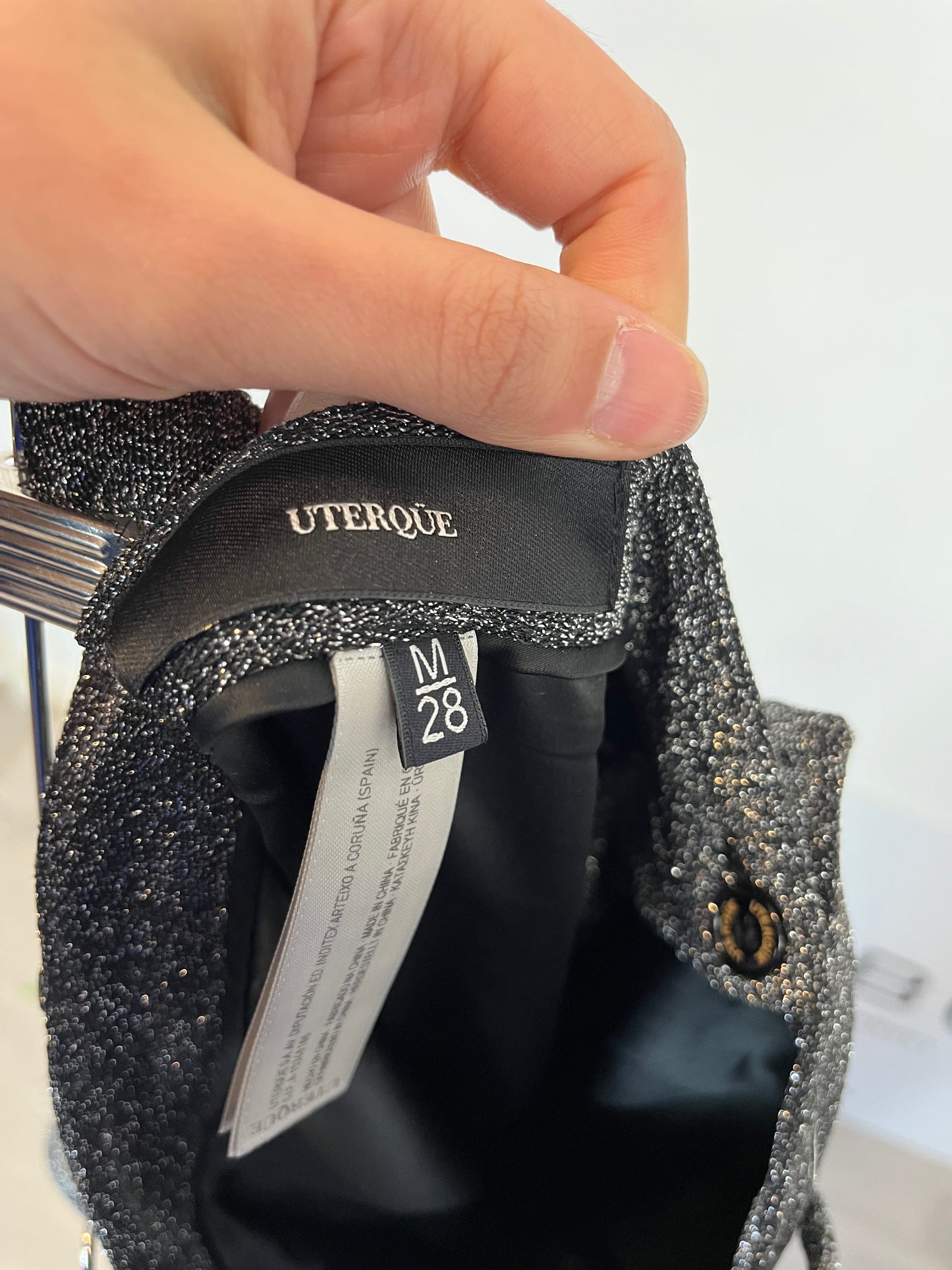 UTERQÜE. Pantalón gris plateado. T M