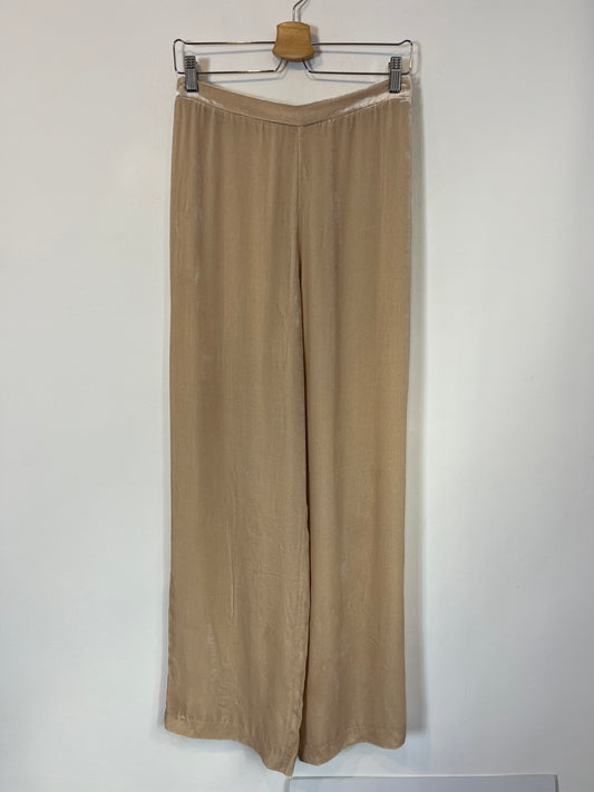 MASSIMO DUTTI. Flowing beige velvet trousers. TM