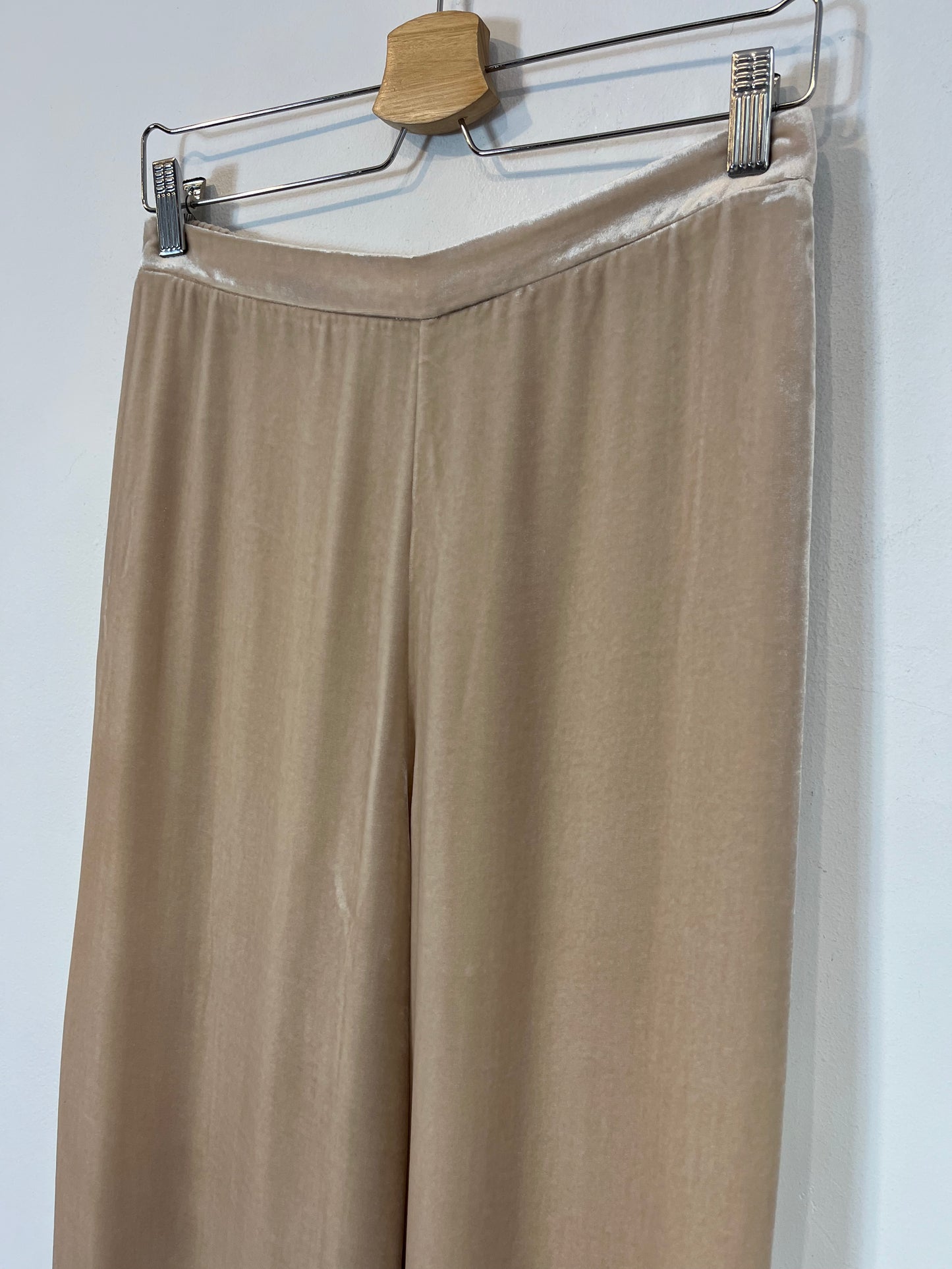 MASSIMO DUTTI. Flowing beige velvet trousers. TM
