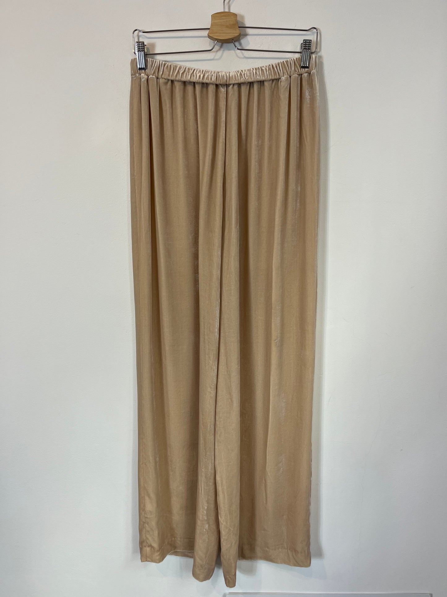 MASSIMO DUTTI. Flowing beige velvet trousers. TM