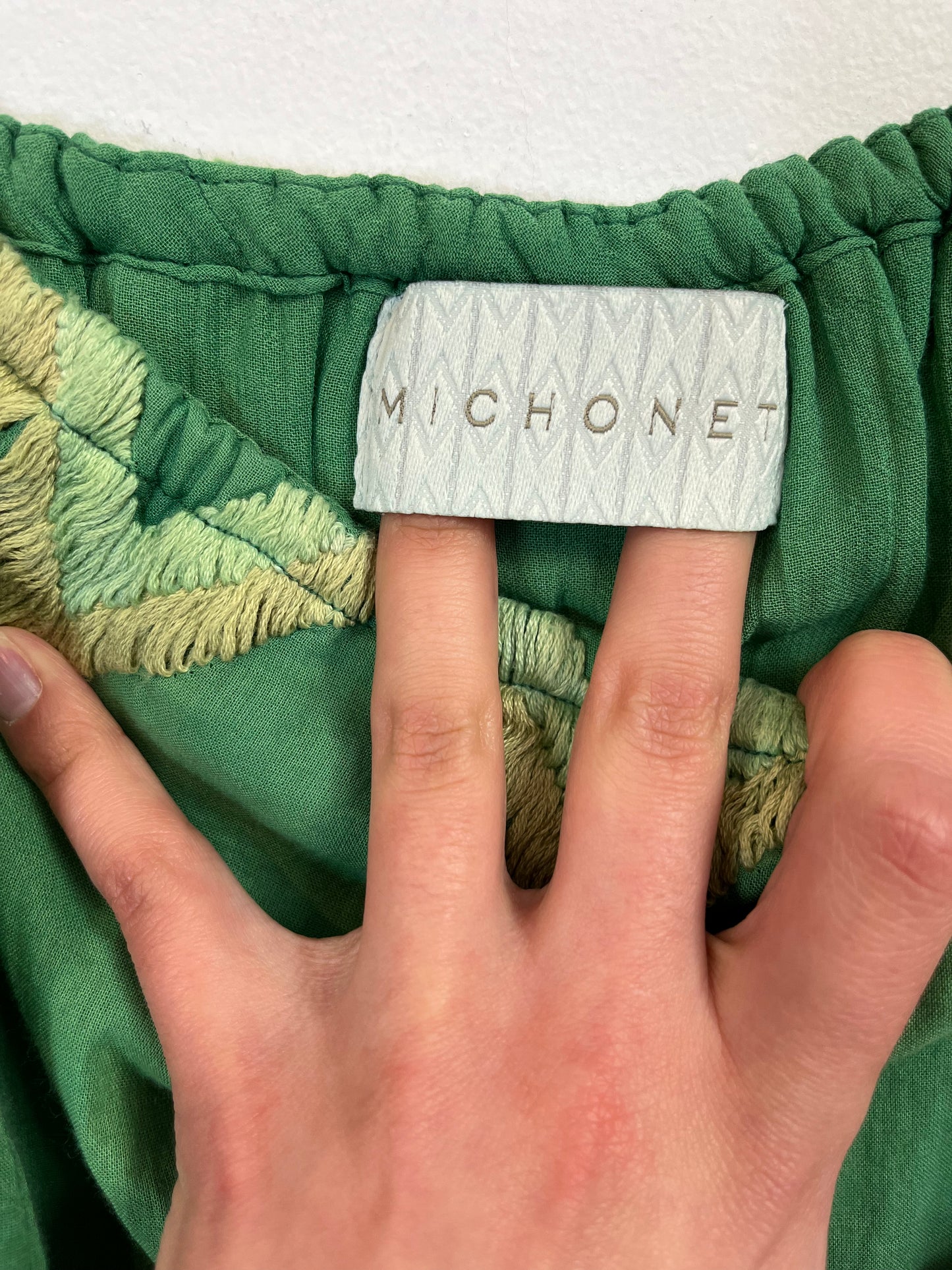MICHONET. Vestido verde bordados. T S
