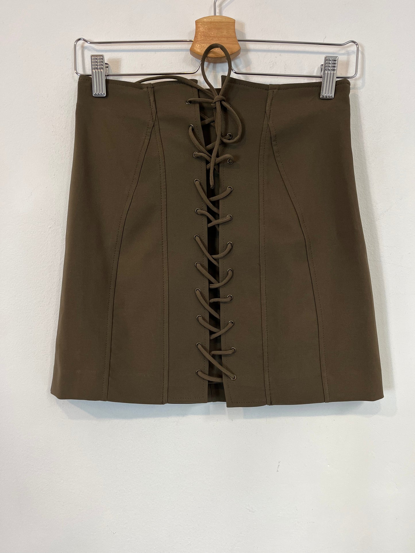 ZARA. falda verde cuerdas T.s