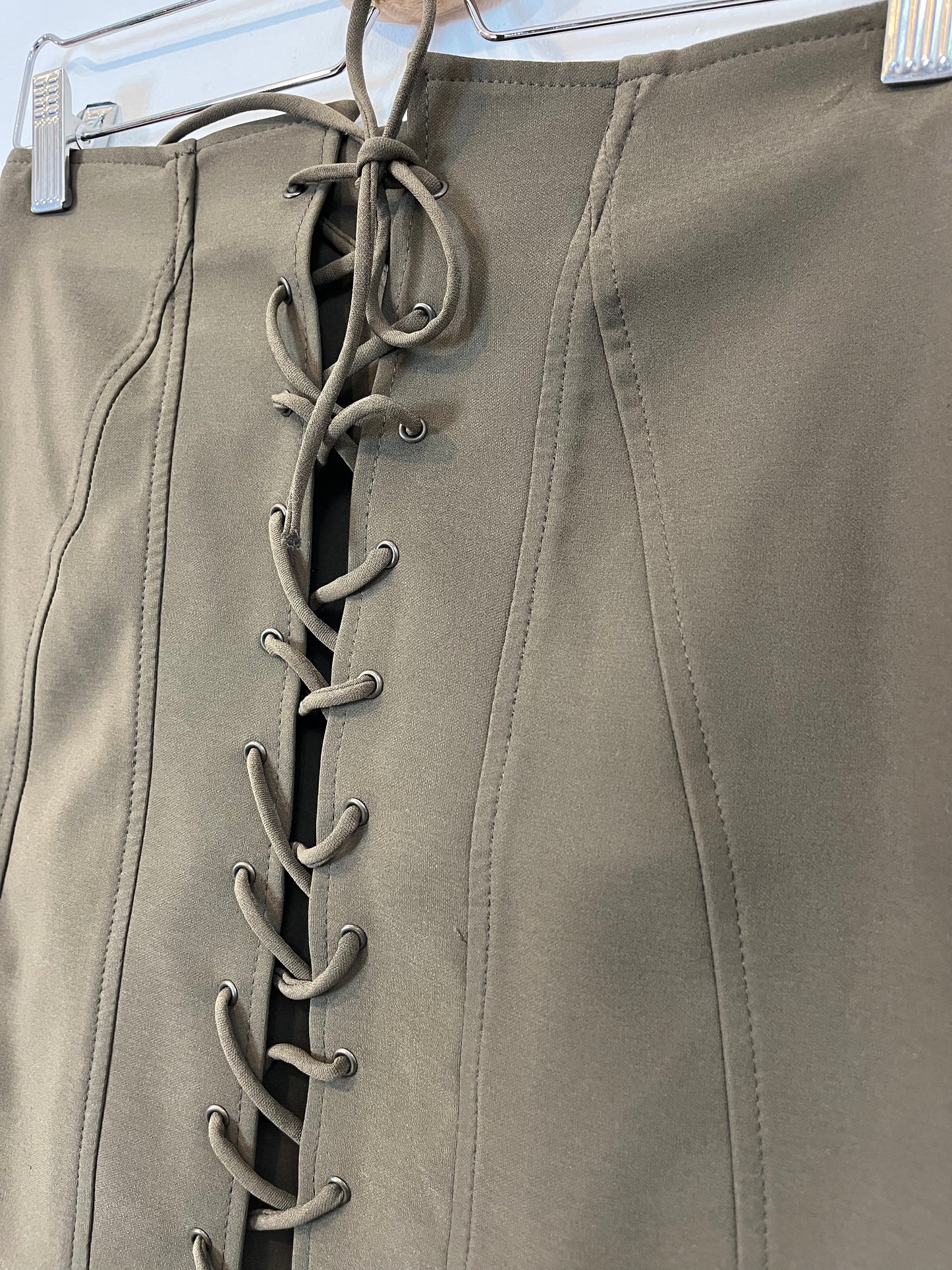 ZARA. falda verde cuerdas T.s