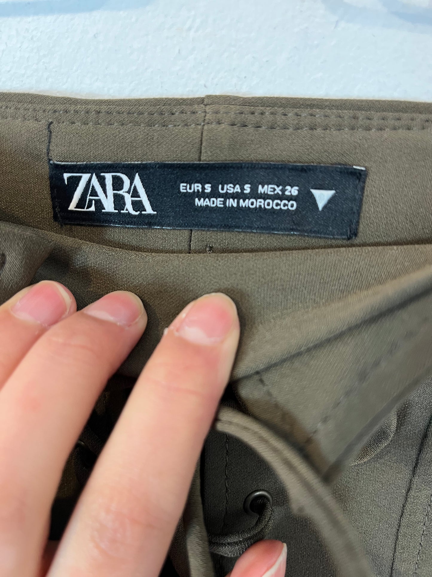 ZARA. falda verde cuerdas T.s