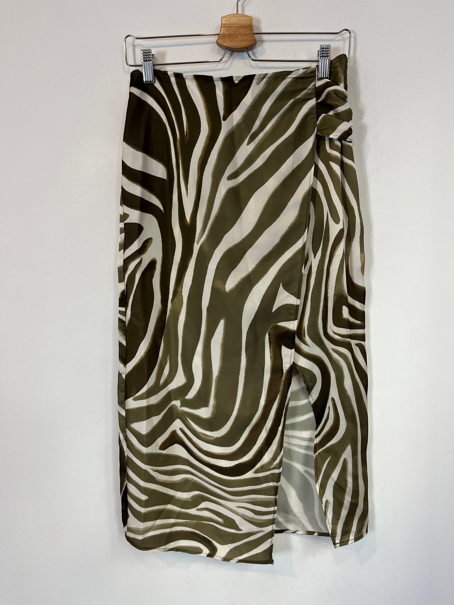 ZARA. Falda estampados verdes T.s