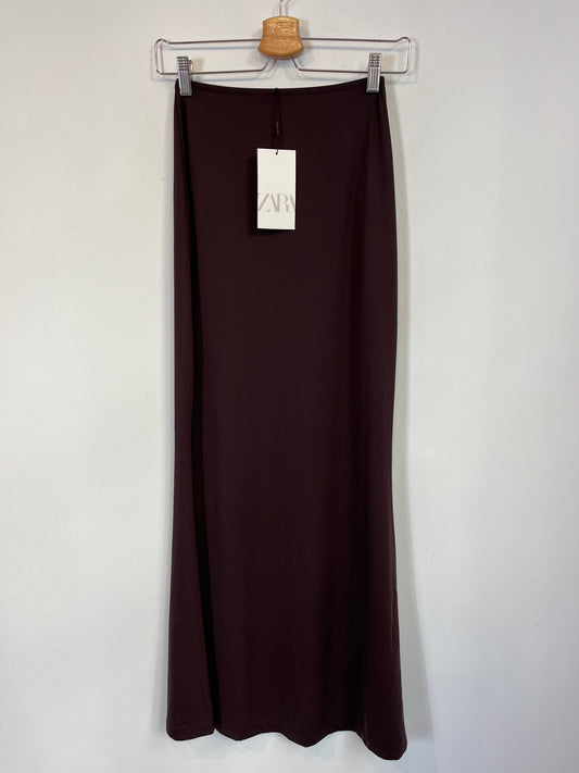 ZARA. Falda midi satinada marrón T.s