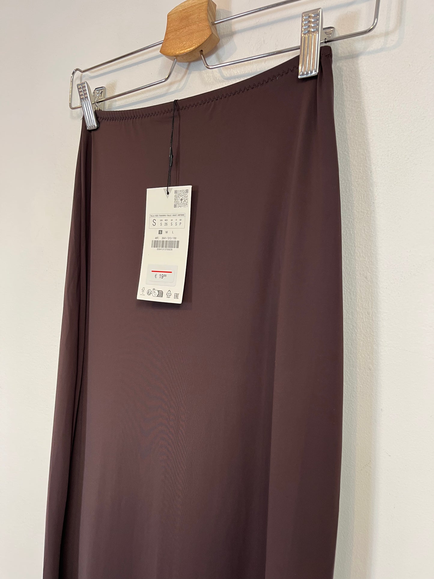 ZARA. Falda midi satinada marrón T.s