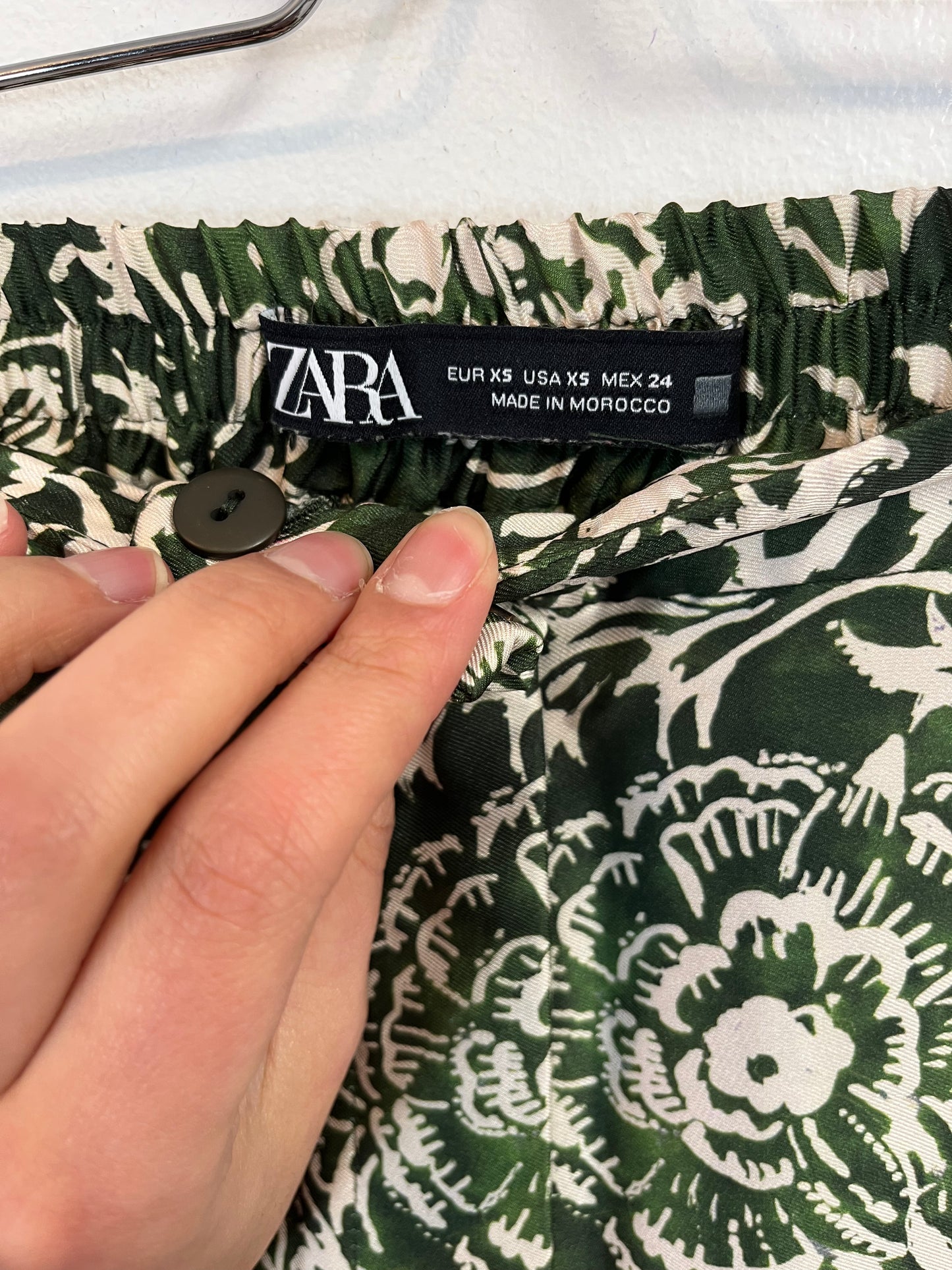 ZARA. conjunto fluido verde flores T.xs