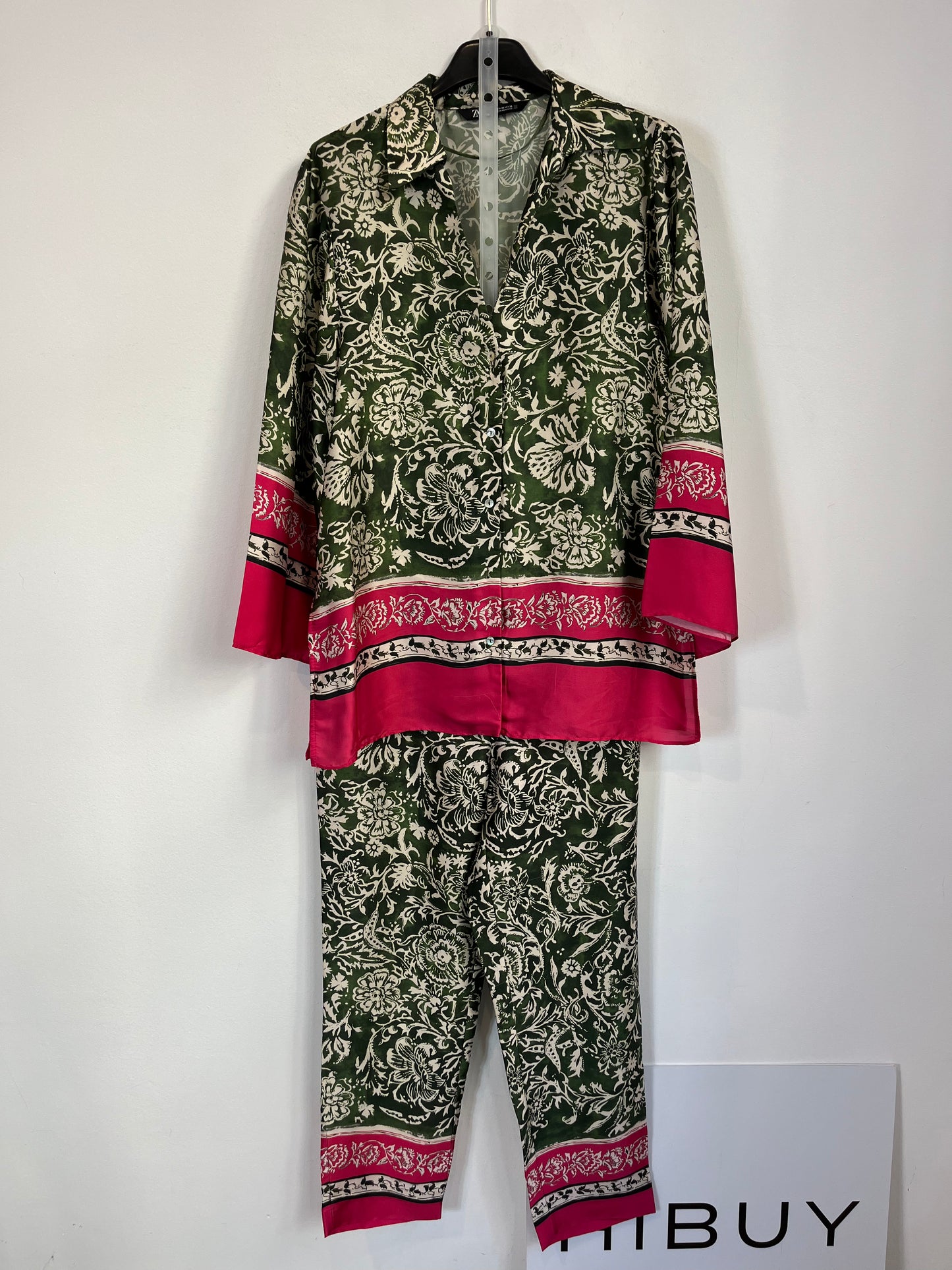 ZARA. conjunto fluido verde flores T.xs