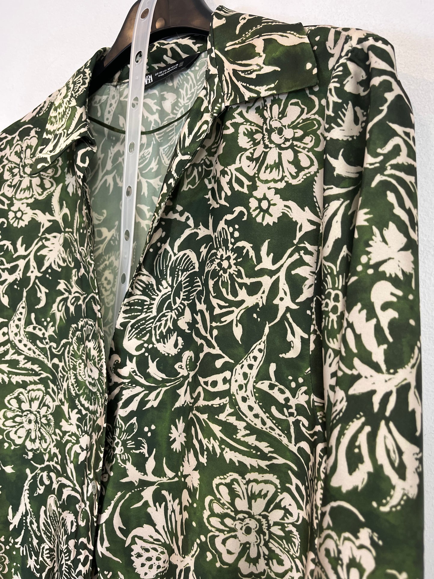 ZARA. conjunto fluido verde flores T.xs