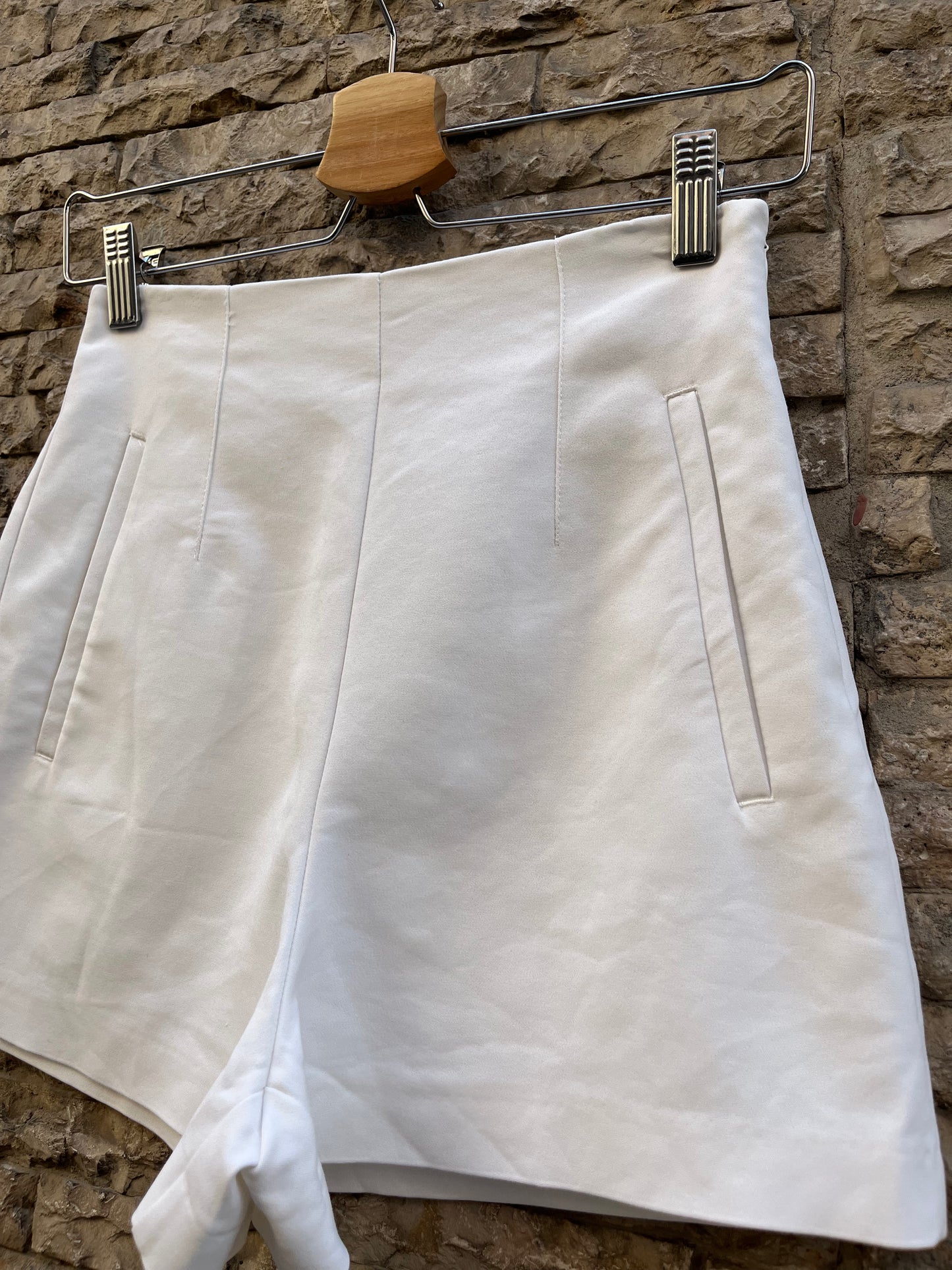 ZARA. Slim-fit pleated shorts with pockets T.xs