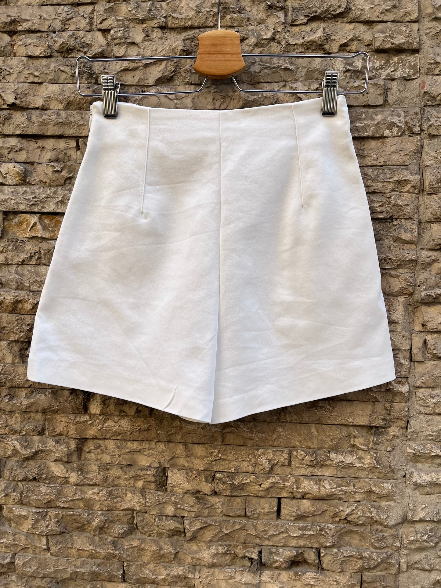 ZARA. Slim-fit pleated shorts with pockets T.xs