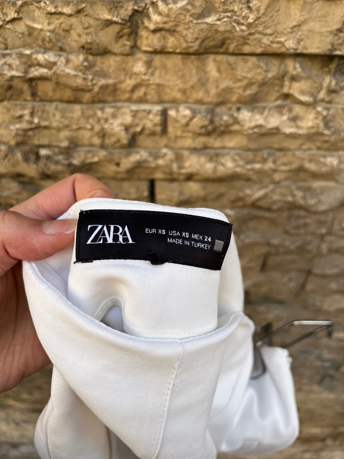 ZARA. Slim-fit pleated shorts with pockets T.xs