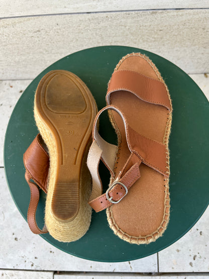 OTHERS. Brown leather wedges S 39